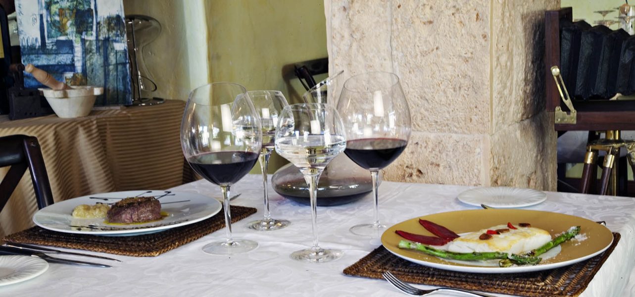 Comedor rústico del Restaurante La Tiná en la Sierra de Segura